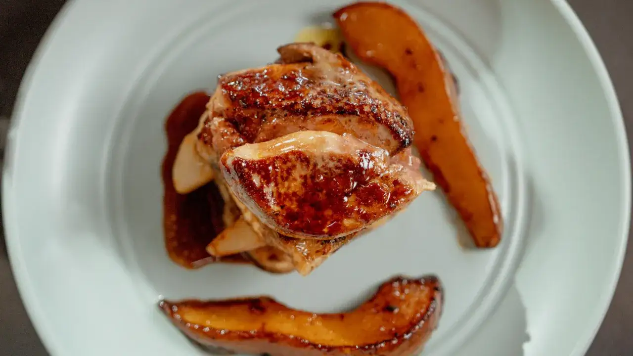 Escalope de foie gras po&ecirc;l&eacute;, napp&eacute; de sauce, servi avec des quartiers de poire caram&eacute;lis&eacute;e. Une recette facile pour un plat d'exception.