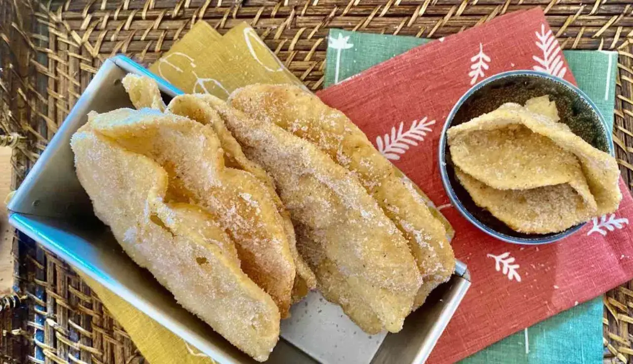 Cresciole marchigiane senza lievito, dorate e cosparse di zucchero, pronte per essere gustate.