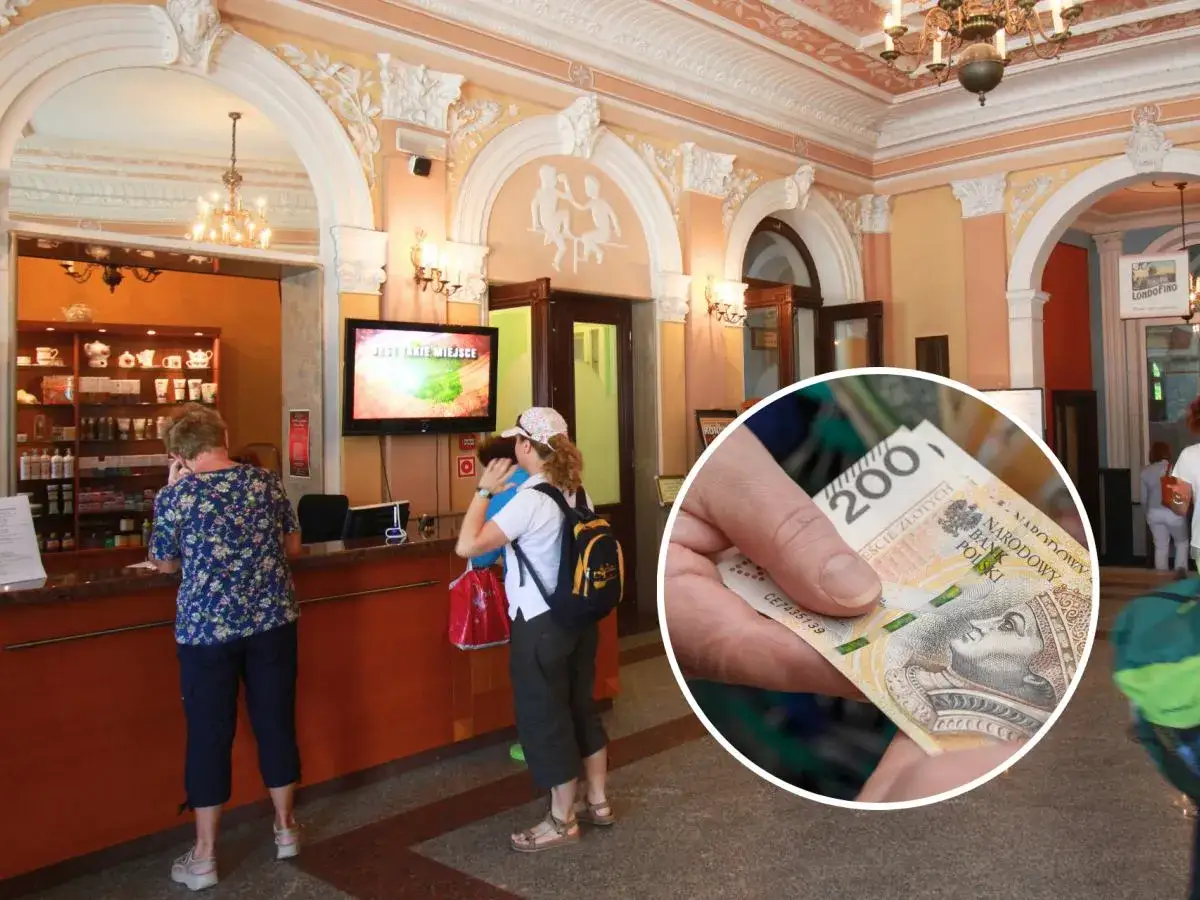 Dwie kobiety przy ladzie, jedna z nich trzyma 200 zł. Zastanawiają się, ile trzeba dopłacić do sanatorium.