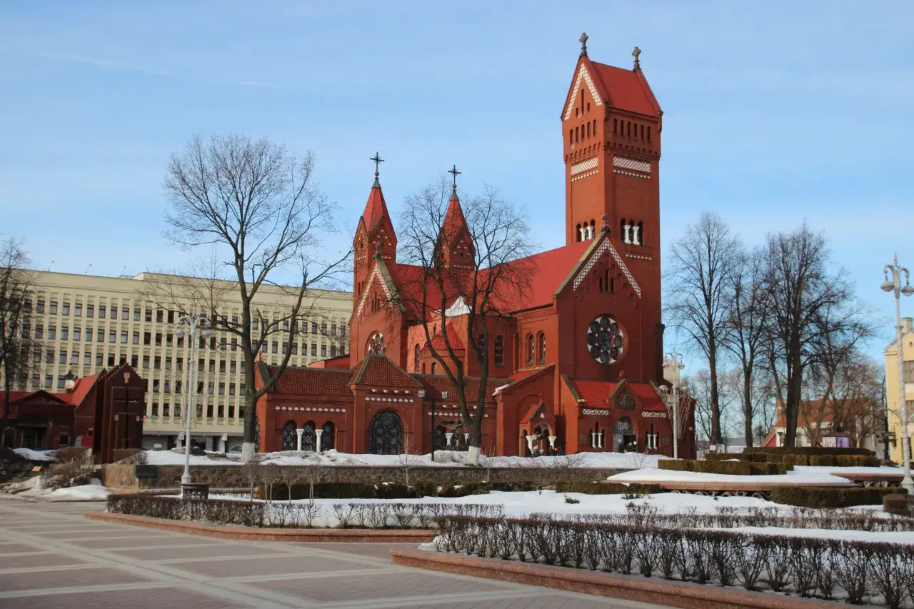 Mińsk Plac Niepodległości Czerwony Kościół