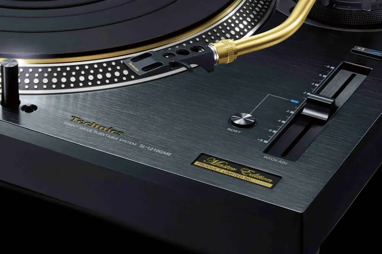 Der Technics SL-1210GME Plattenspieler in Master Edition, mit seinem goldenen Tonarm und der gebürsteten Oberfläche, bereit für den perfekten Sound.