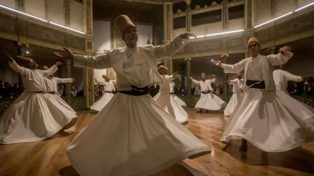 M&auml;n i vita dr&auml;kter och hattar snurrar i en ceremoniell dans, en del av sufismen.