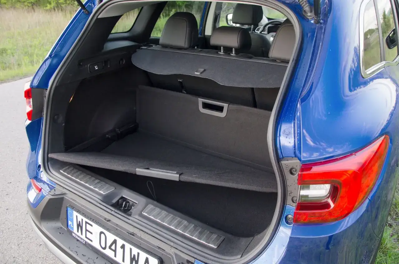 Bagażnik niebieskiego Renault Kadjar, gotowy na podróż. Wiele miejsca na bagaże, zgodnie z pozytywnymi renault kadjar opinie.