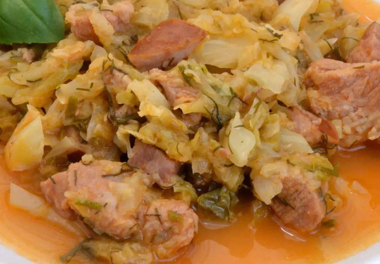 Pyszny bigos z młodej kapusty z kiełbasą i mięsem, idealny na letni obiad. Oto jak ugotować dobry bigos z młodej kapusty.