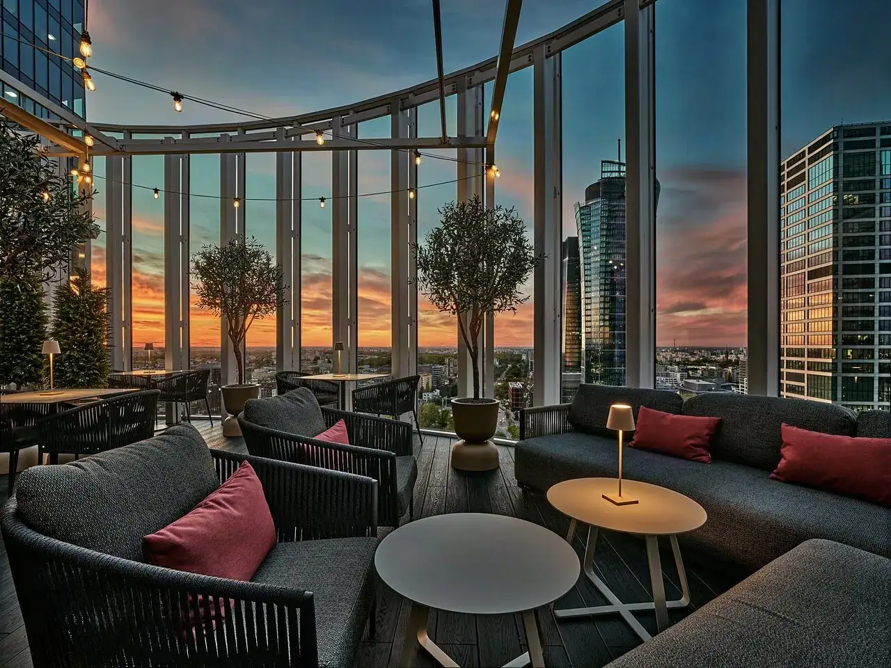 Elegant takbar med utsikt &ouml;ver Warszawas skyline vid solnedg&aring;ngen. Perfekt f&ouml;r en romantisk middag p&aring; en av stadens finaste restauranger i Warszawa.