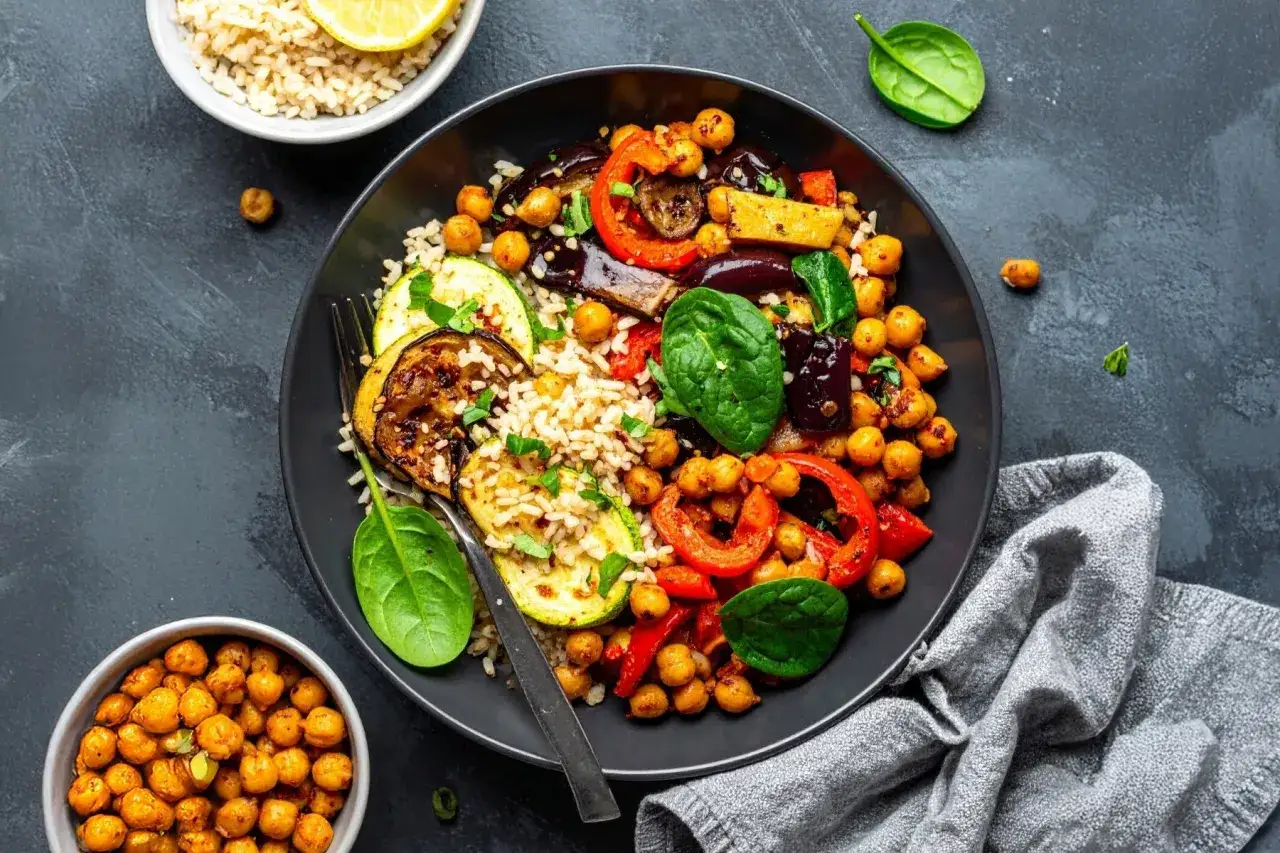 Bunte Bowl mit Kichererbsen, Aubergine, Zucchini, Paprika und Reis. Perfekt f&uuml;r planetare Gesundheit, diese planetaren Gesundheitsdi&auml;t Rezepte sind lecker und nahrhaft.