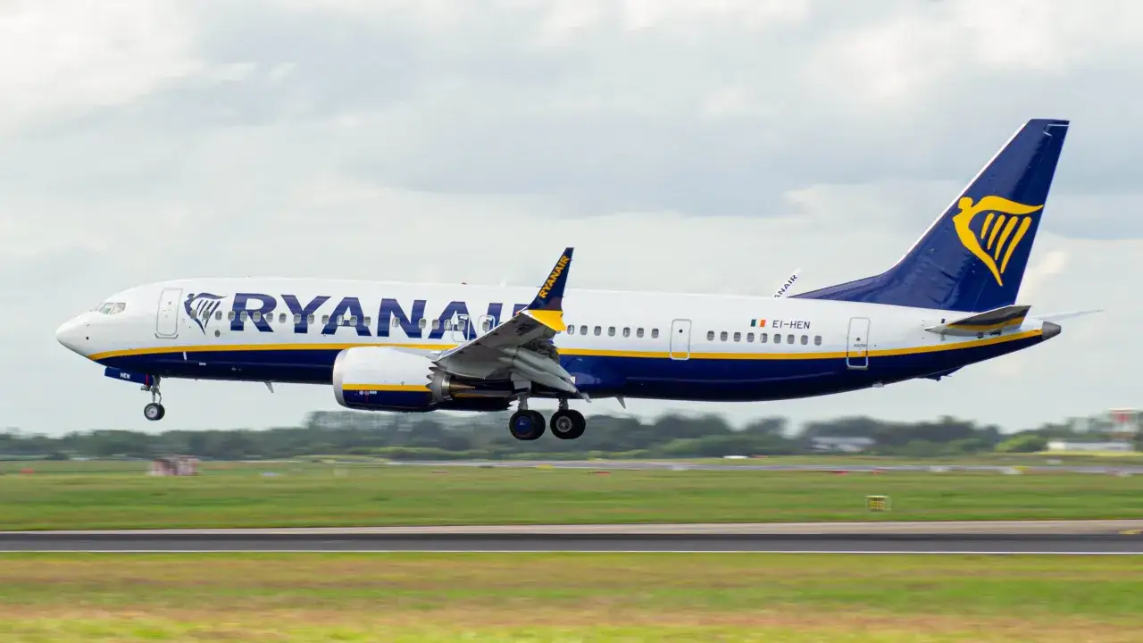 samolot ryanair w locie kontrola ruchu lotniczego