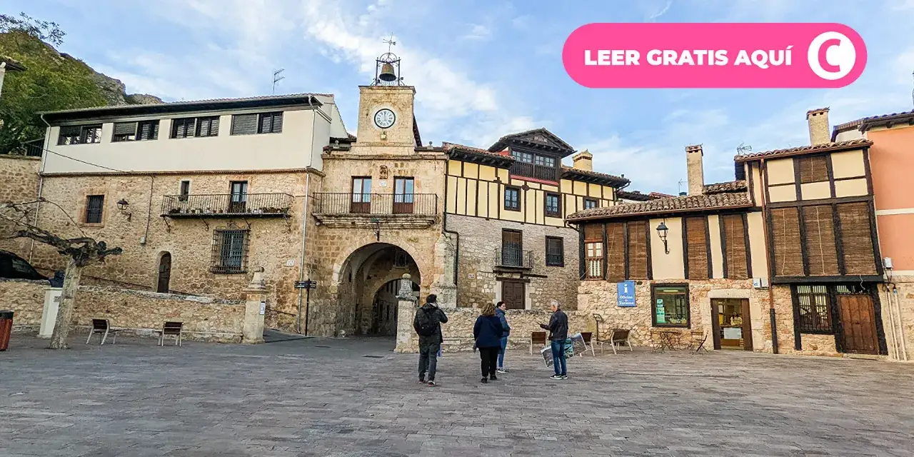 Plaza del pueblo con arquitectura tradicional. Aquí encontrarás información sobre poza de la sal como llegar.