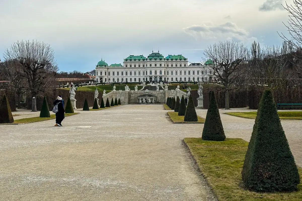 Wiedeński Belweder zaprasza. Kupiłem bilety i spaceruję po ogrodzie, podziwiając barokową architekturę i rzeźby.