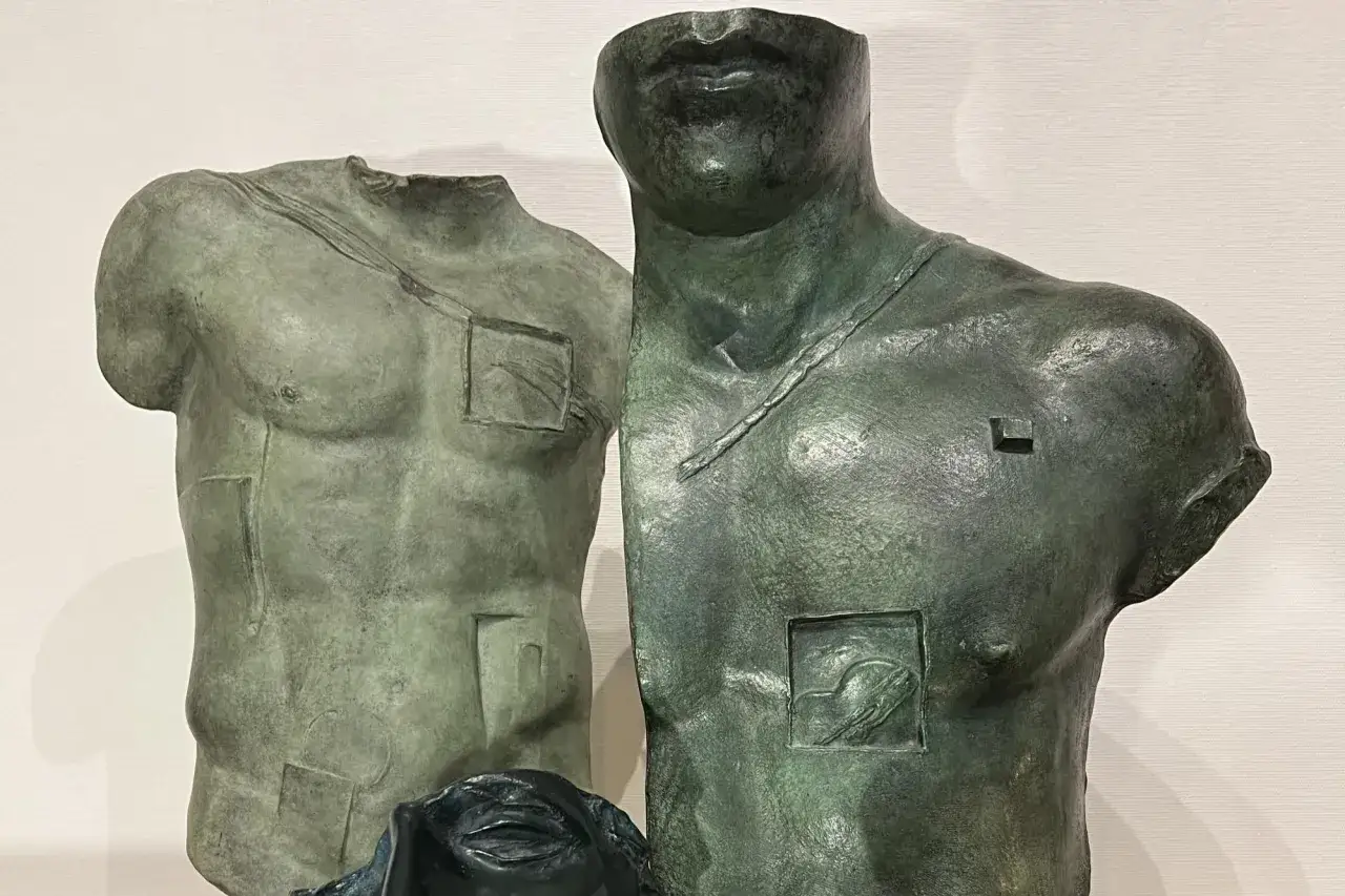 Deux torses en bronze, &oelig;uvres d'Igor Mitoraj, prix de la sculpture. Des formes fragment&eacute;es, des d&eacute;tails anatomiques et des cavit&eacute;s carr&eacute;es.