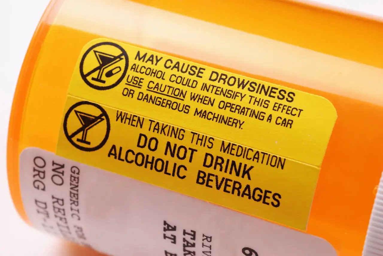 Varning på medicinburk: Undvik alkohol vid amoxicillinbehandling. Kan orsaka dåsighet.