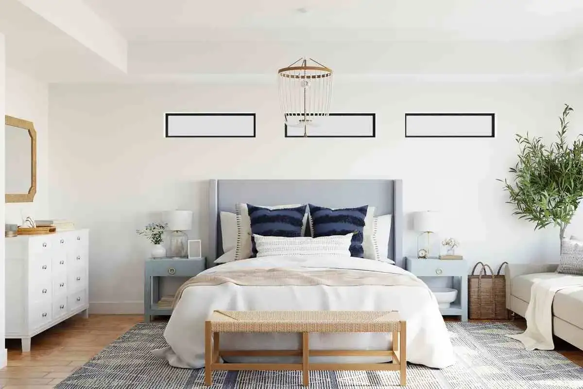 Dormitorio moderno con cama azul, mesitas de noche, cómoda blanca y tres cuadros rectangulares. Las medidas cojines cama son ideales para este estilo.