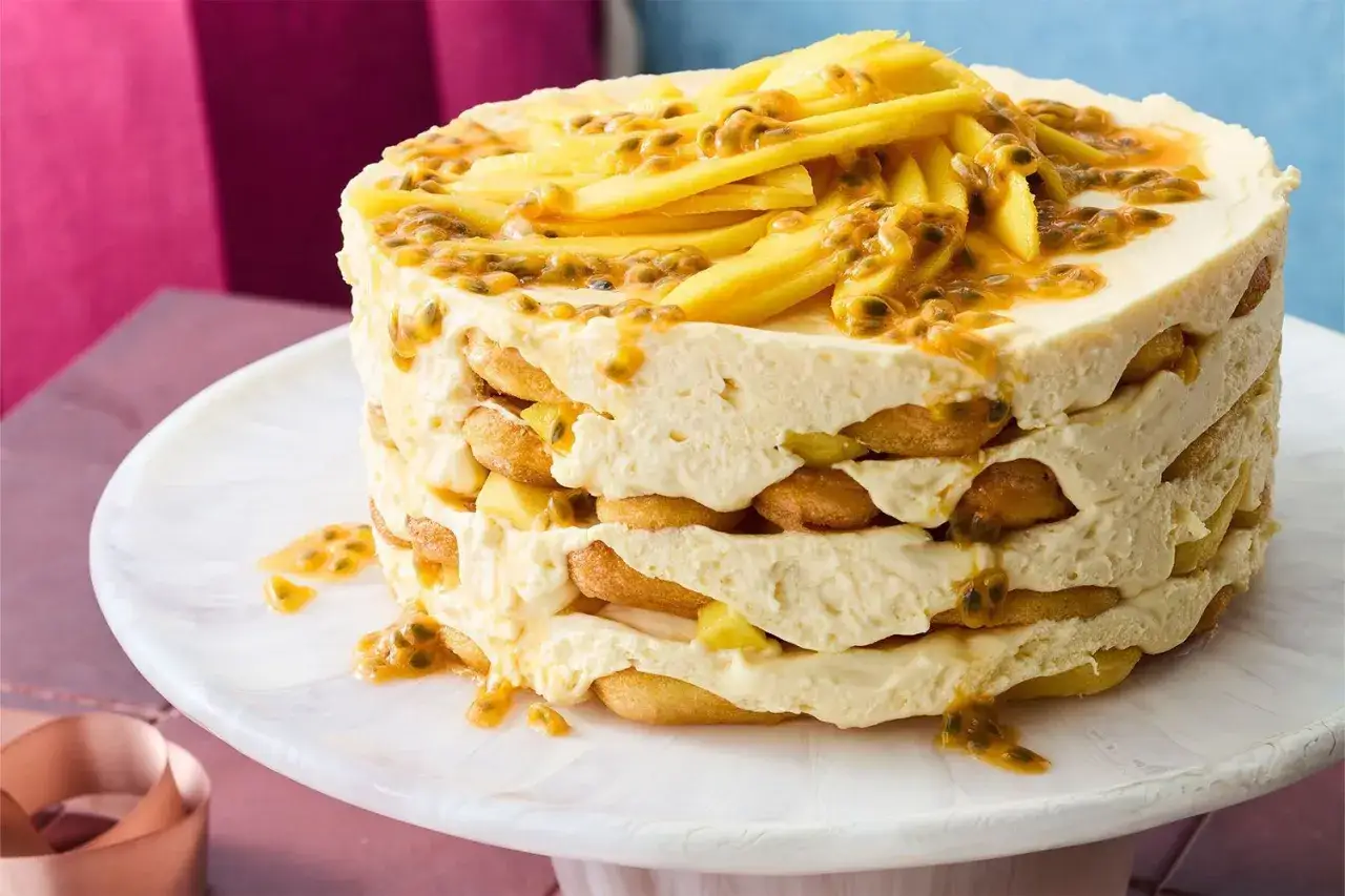Ein fruchtiger Solero Tiramisu-Kuchen mit Mango und Maracuja, geschichtet mit L&ouml;ffelbiskuits und cremiger Mascarpone.