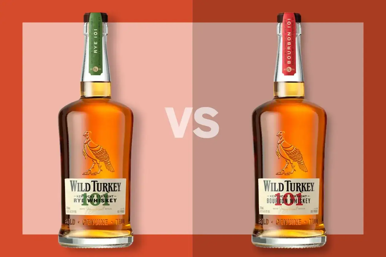 Old Fashioned na bourbonie czy na żytniej whisky? Dwie butelki Wild Turkey 101, jedna z etykietą Rye Whiskey, druga Bourbon Whiskey, stoją obok siebie.