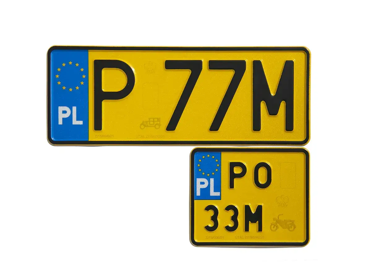 Dwie polskie tablice rejestracyjne: jedna z napisem P 77M, druga z PO 33M. Idealne do rejestracji na zabytek.