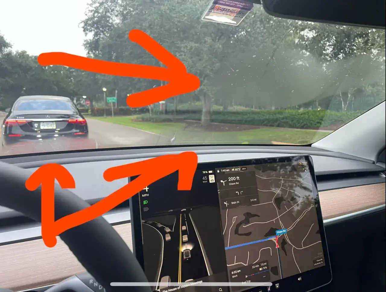 Bilens vindruta &auml;r imma. F&ouml;r att l&ouml;sa problemet med hur man f&aring;r bort imma i bilen, anv&auml;nd bilens AC och v&auml;rmesystem.