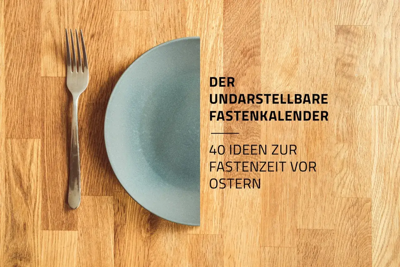 Gabel und Teller auf Holztisch. Der Text fragt: 