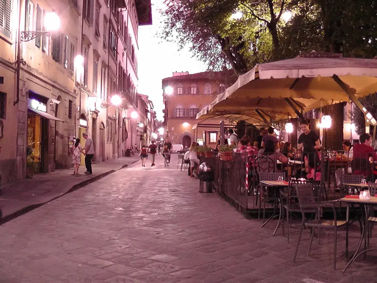 Serata a Firenze, tra vicoli illuminati e tavolini all'aperto. Un invito a