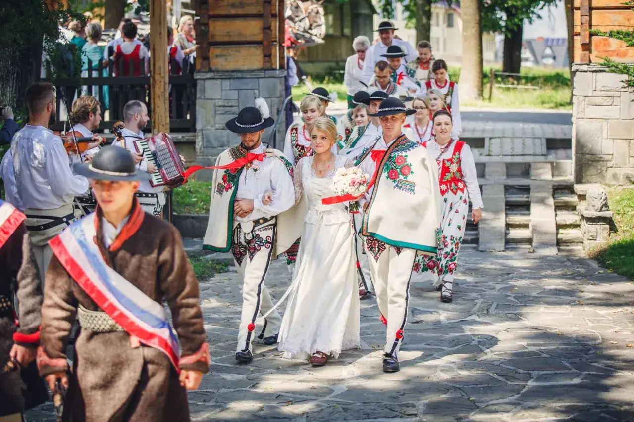 tradycyjny strój ślubny góralski na Podhalu