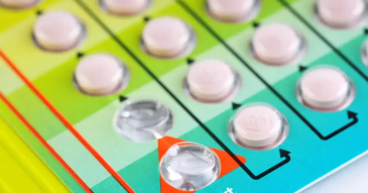 Blister opakowania tabletek antykoncepcyjnych. Czy na tabletkach antykoncepcyjnych jest owulacja? Zazwyczaj nie, ale warto skonsultować się z lekarzem.