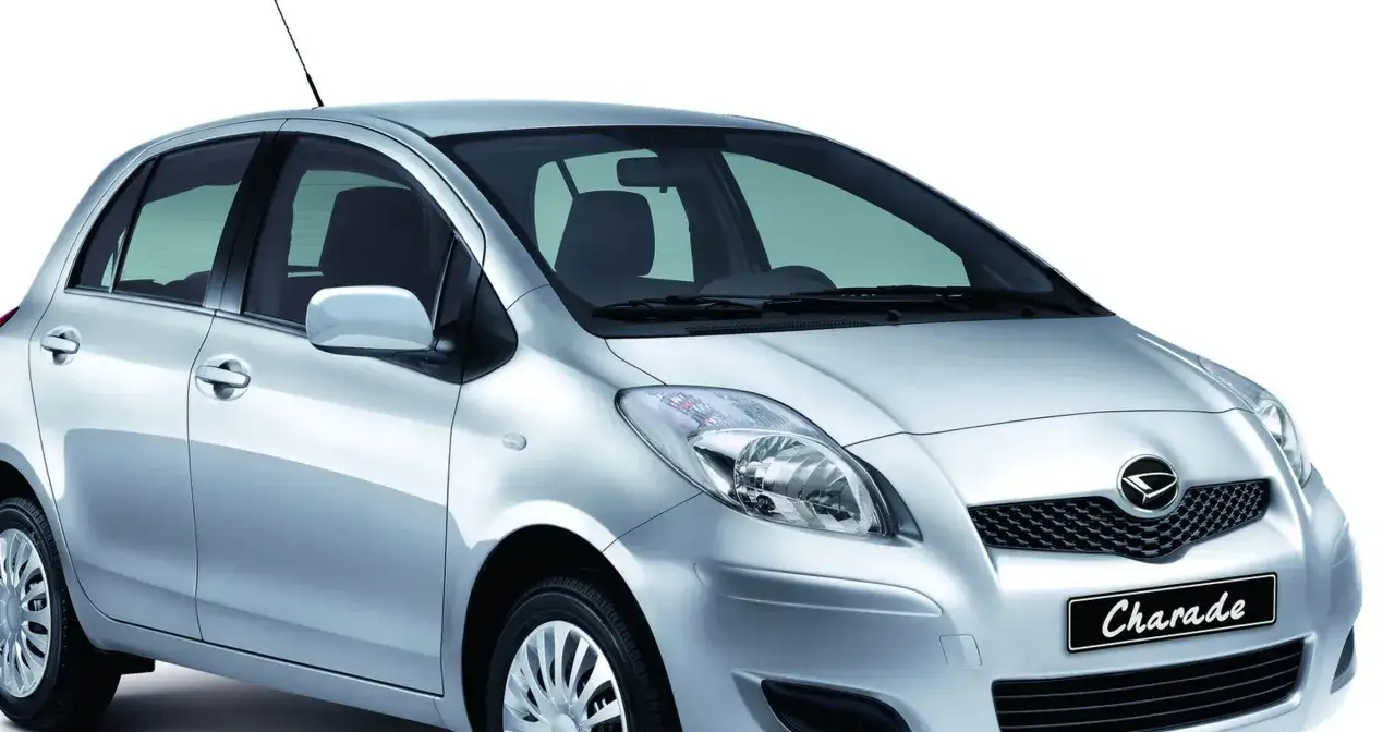 Srebrny Daihatsu Charade z czarną atrapą chłodnicy i tabliczką z napisem