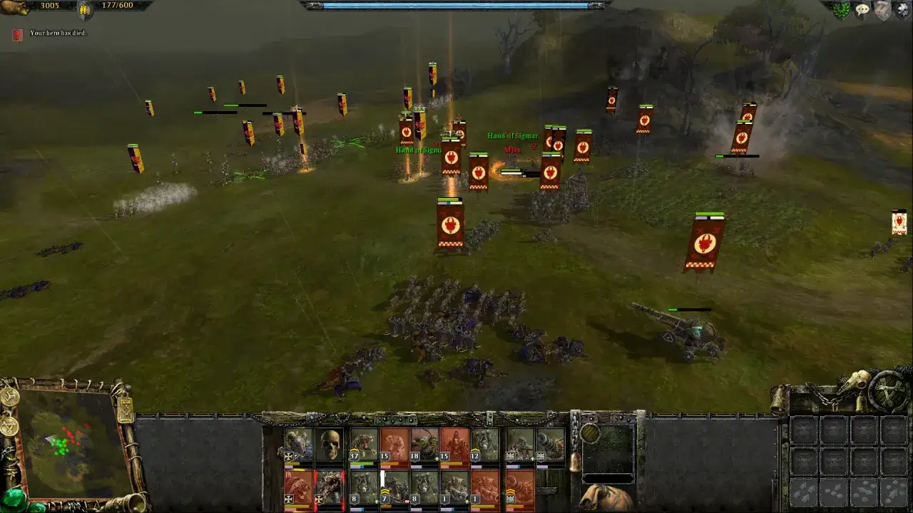 Bitwa w Warhammerze, gdzie armia z symbolem chaosu walczy na zielonym polu. Widać sztandary, żołnierzy i artylerię.