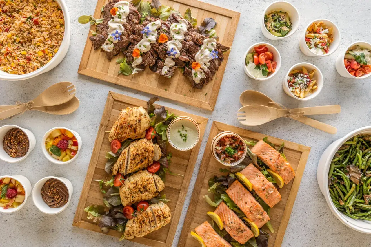 Un festin pour un ap&eacute;ro dinatoire d'&eacute;t&eacute; : viandes, poissons, salades et desserts individuels.