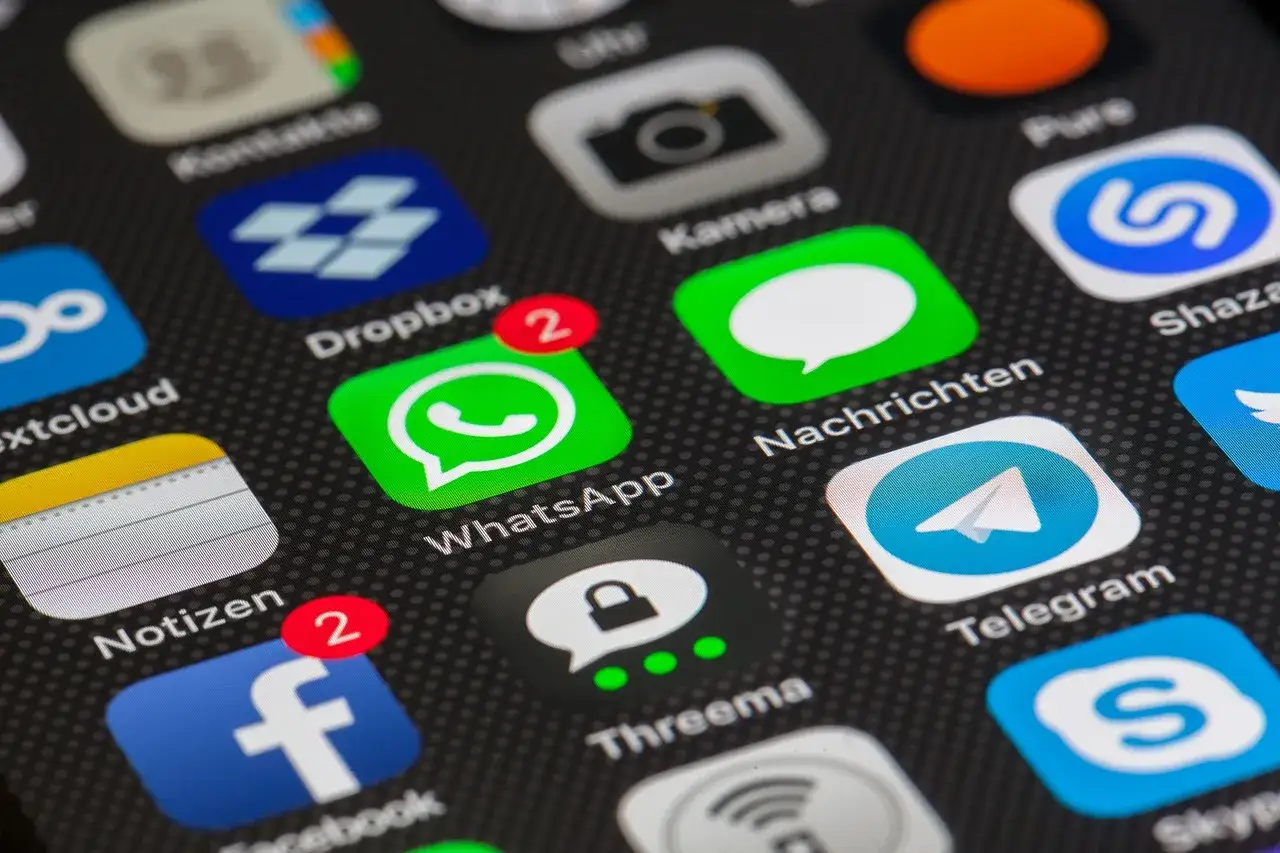 Ikony aplikacji na ekranie smartfona, w tym WhatsApp i Telegram, sugerują tajemnicę korespondencji i szybką wymianę informacji.