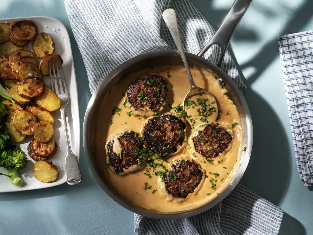 Stekta pannbiffar i kr&auml;mig s&aring;s, serverade med krispiga potatisskivor och broccoli. Ett klassiskt pannbiff recept som passar alla.