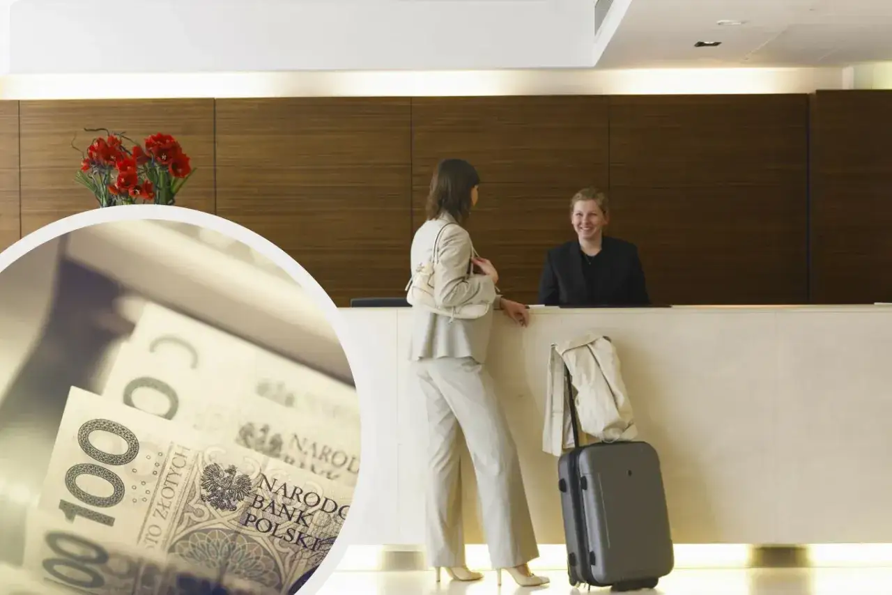 Hotelarka przy recepcji, obok walizka i kwiaty. W tle zbliżenie na polskie banknoty, sugerujące ile zarabia hotelarka.