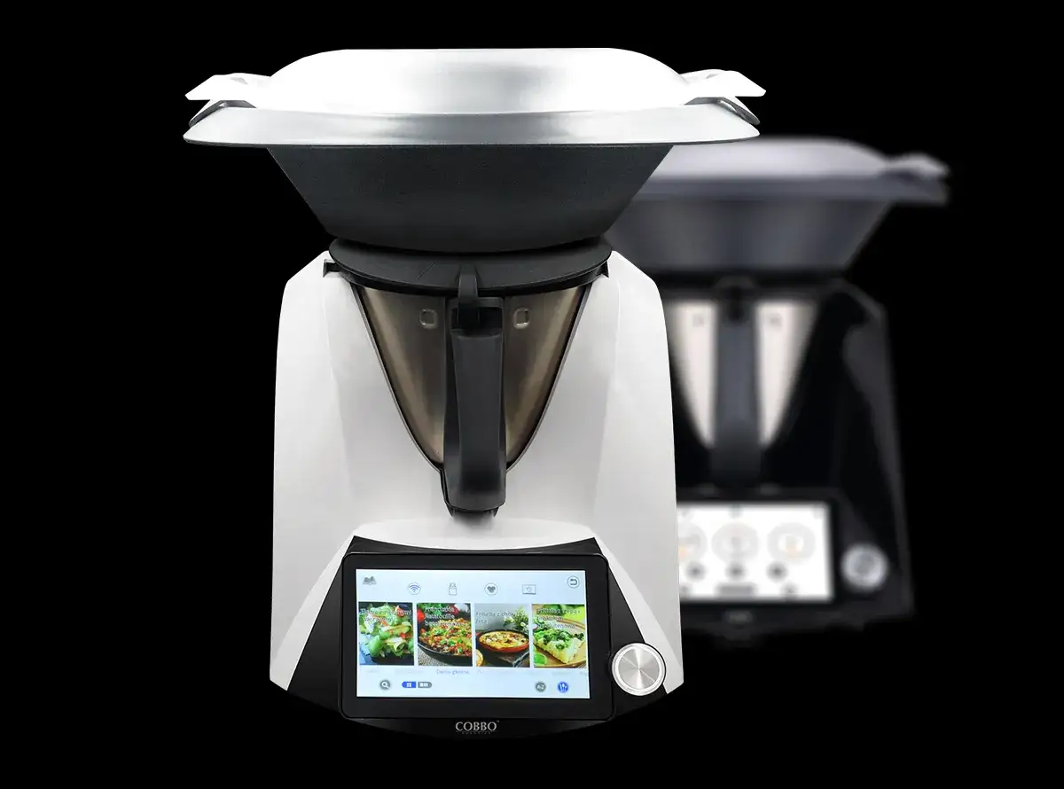 Biały robot kuchenny Cobbo 7 z ekranem dotykowym, prezentujący przepisy. Czy lepszy od Thermomix?