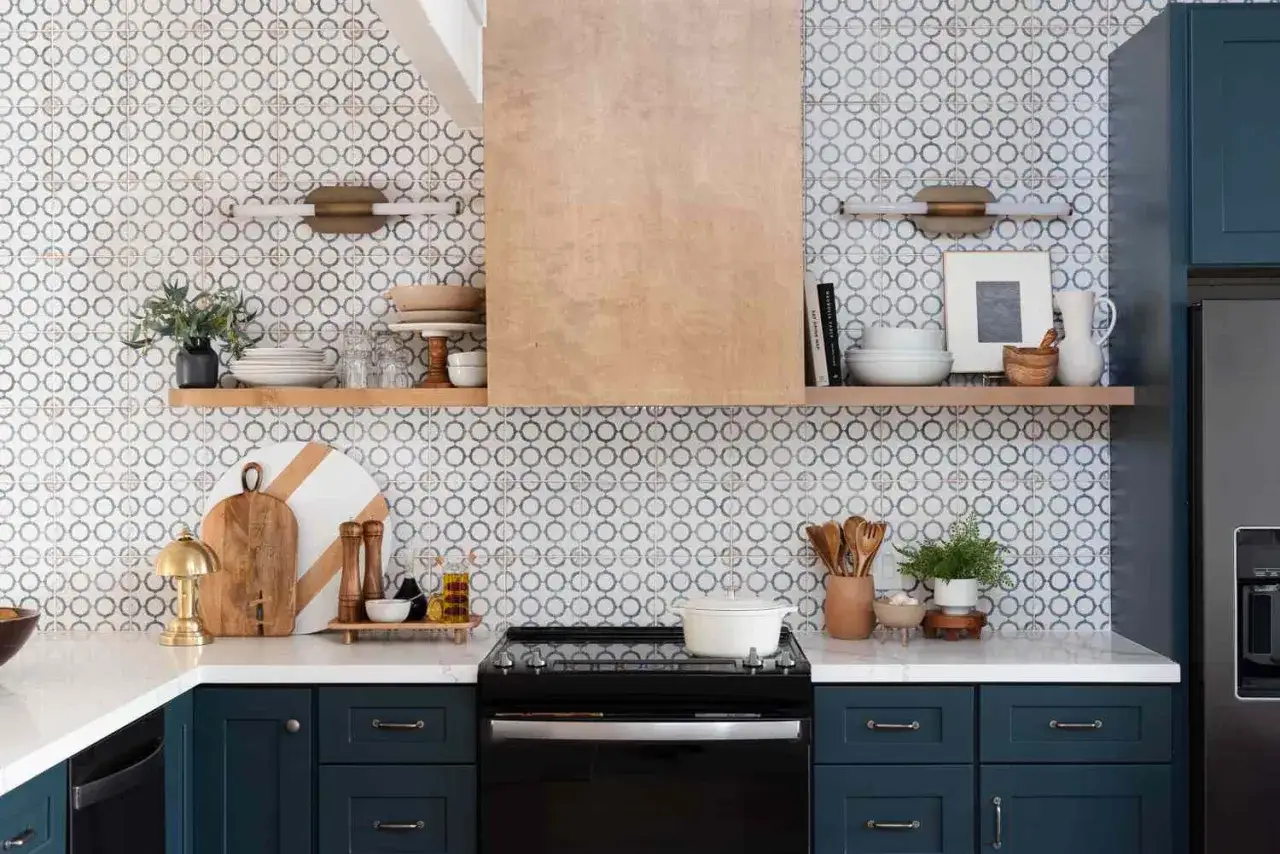 Cucina moderna con piastrelle a cerchi blu e bianchi, pensata per chi cerca idee su come coprire le piastrelle della cucina con stile.