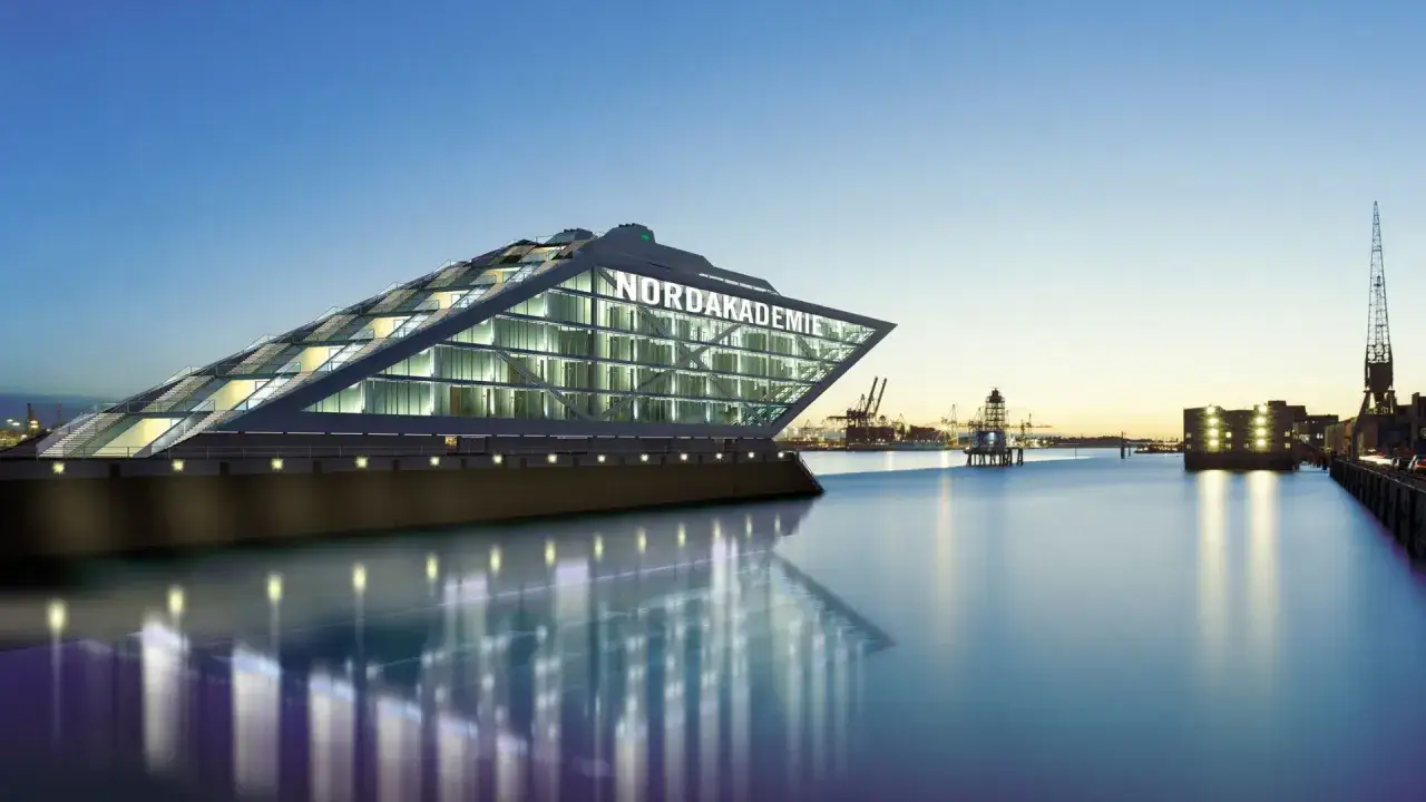 Moderne Architektur der NORDakademie am Wasser in Hamburg, ideal f&uuml;r berufsbegleitend studieren Hamburg.