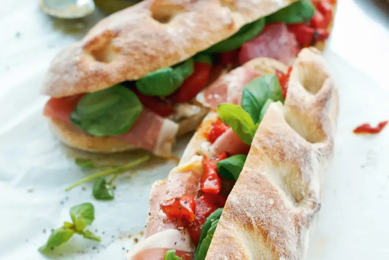 Tv&aring; l&auml;ckra paninis med prosciutto, tomater och basilika. Ett perfekt panini recept f&ouml;r en snabb och smakrik lunch.