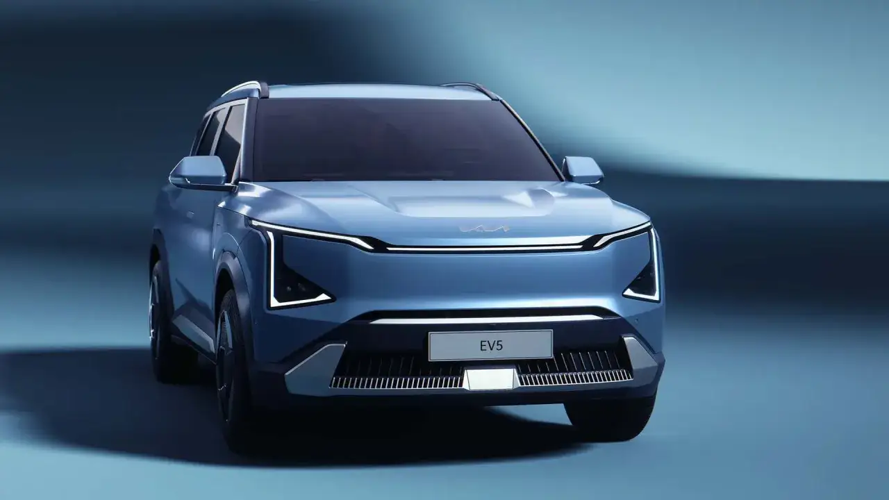 Niebieskie Kia EV5 z futurystycznymi światłami LED i charakterystycznym grillem.