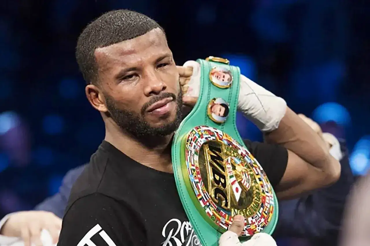 Boxaren Badou Jack stoltserar med sitt WBC-m&auml;starb&auml;lte, en symbol f&ouml;r hans h&aring;rda arbete och segrar i ringen.