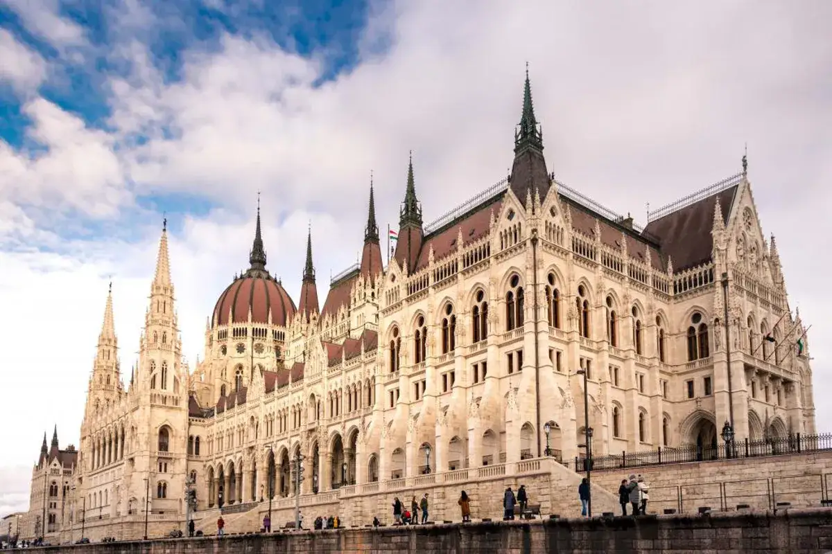 Majestatyczny Parlament, serce stolicy Węgier, wznosi się dumnie nad Dunajem.