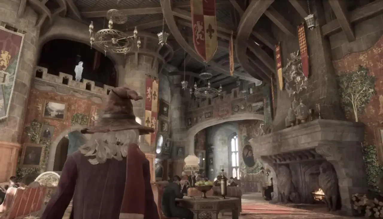 Wielka Sala w Hogwarcie, gotowa na drugą próbę w Hogwarts Legacy. Widać ucztujących uczniów, duchy i wszechobecne godła domów.