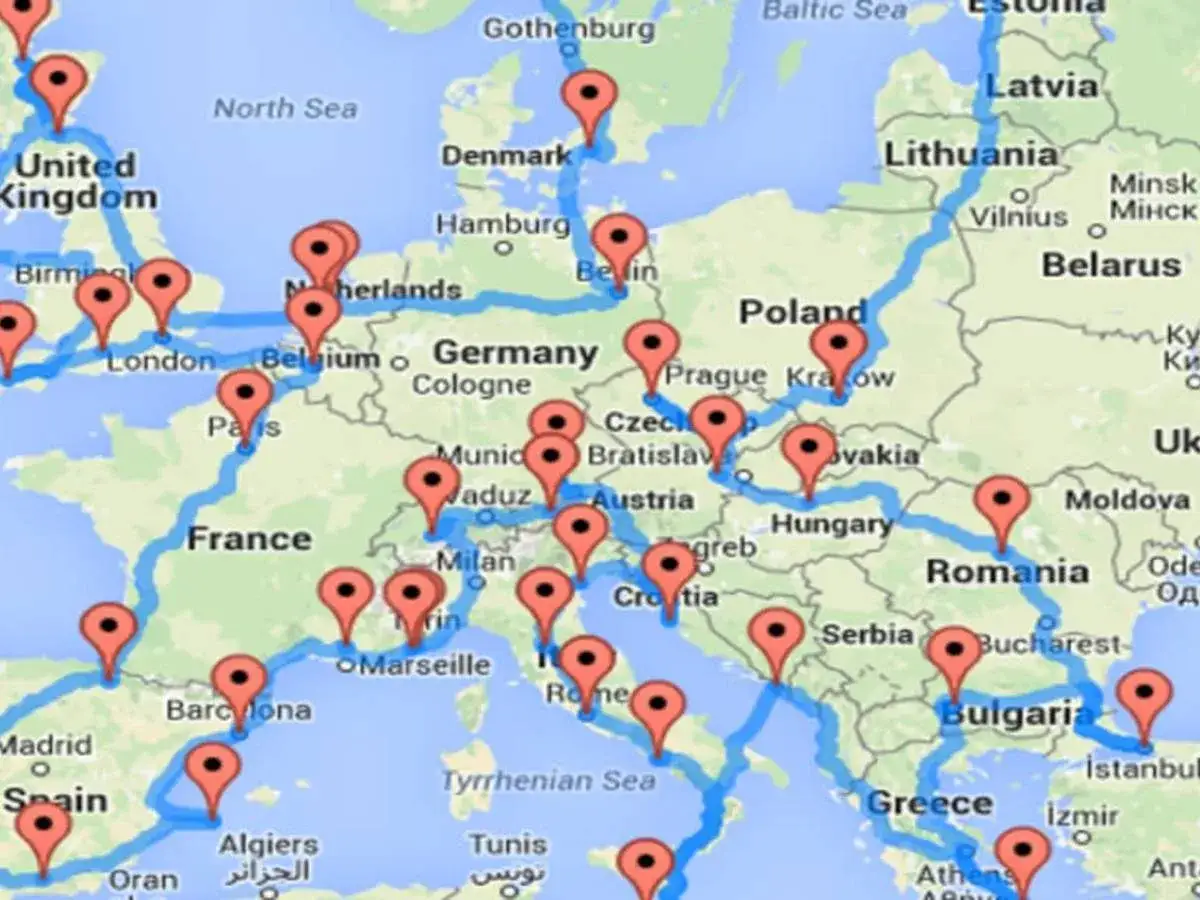 Mapa Europy z zaznaczonymi trasami i punktami. Pokazuje, ile się jedzie do Hiszpanii z r&oacute;żnych miejsc, np. z Londynu, Paryża czy Berlina.