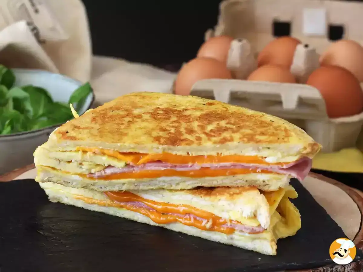 Un delizioso sandwich con uova, prosciutto e formaggio fuso. Perfetto per decidere cosa mangiare stasera!