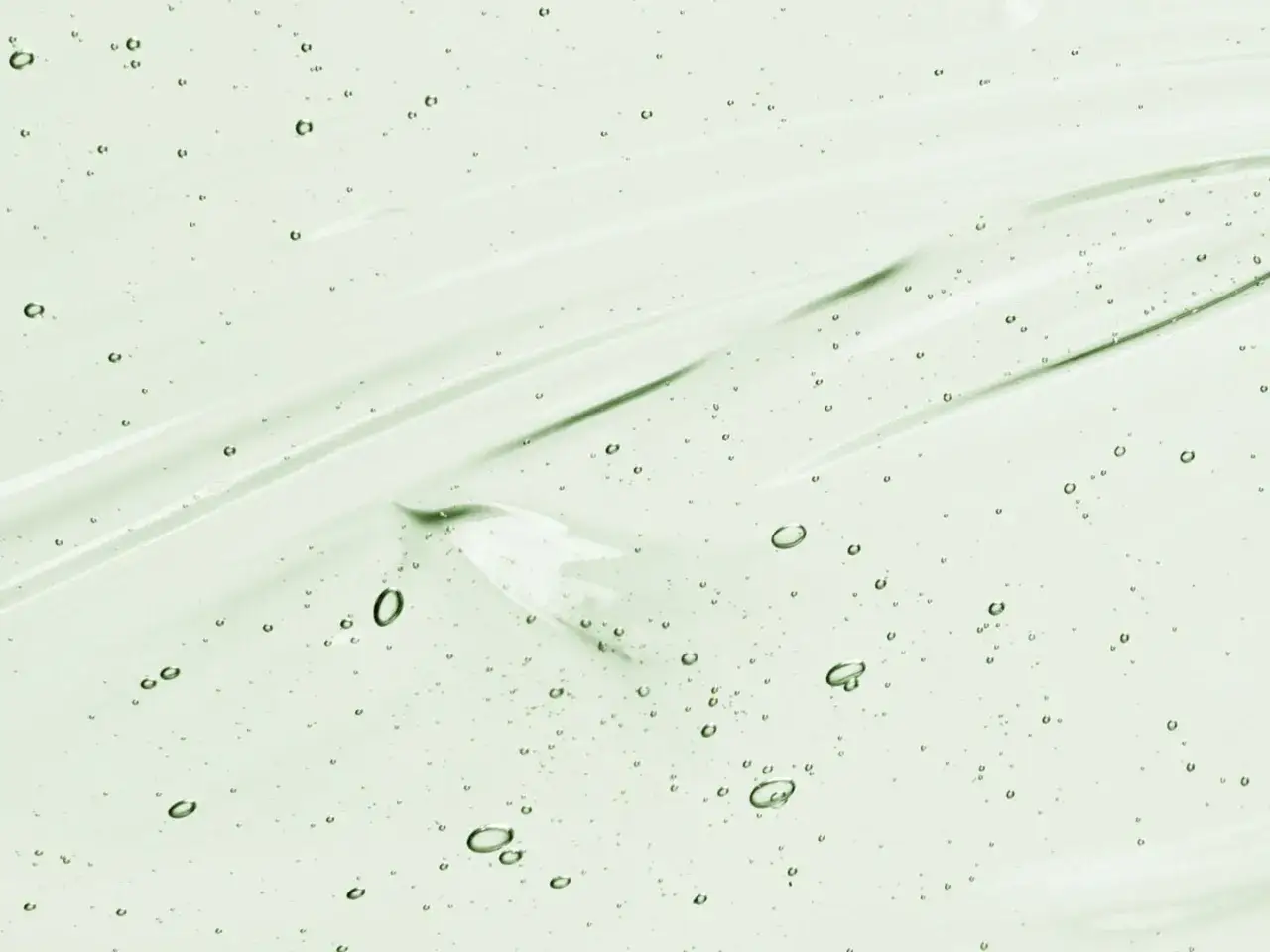 Gel trasparente con bollicine, simile all'aloe vera, con striature luminose che creano un effetto acquatico e rinfrescante.