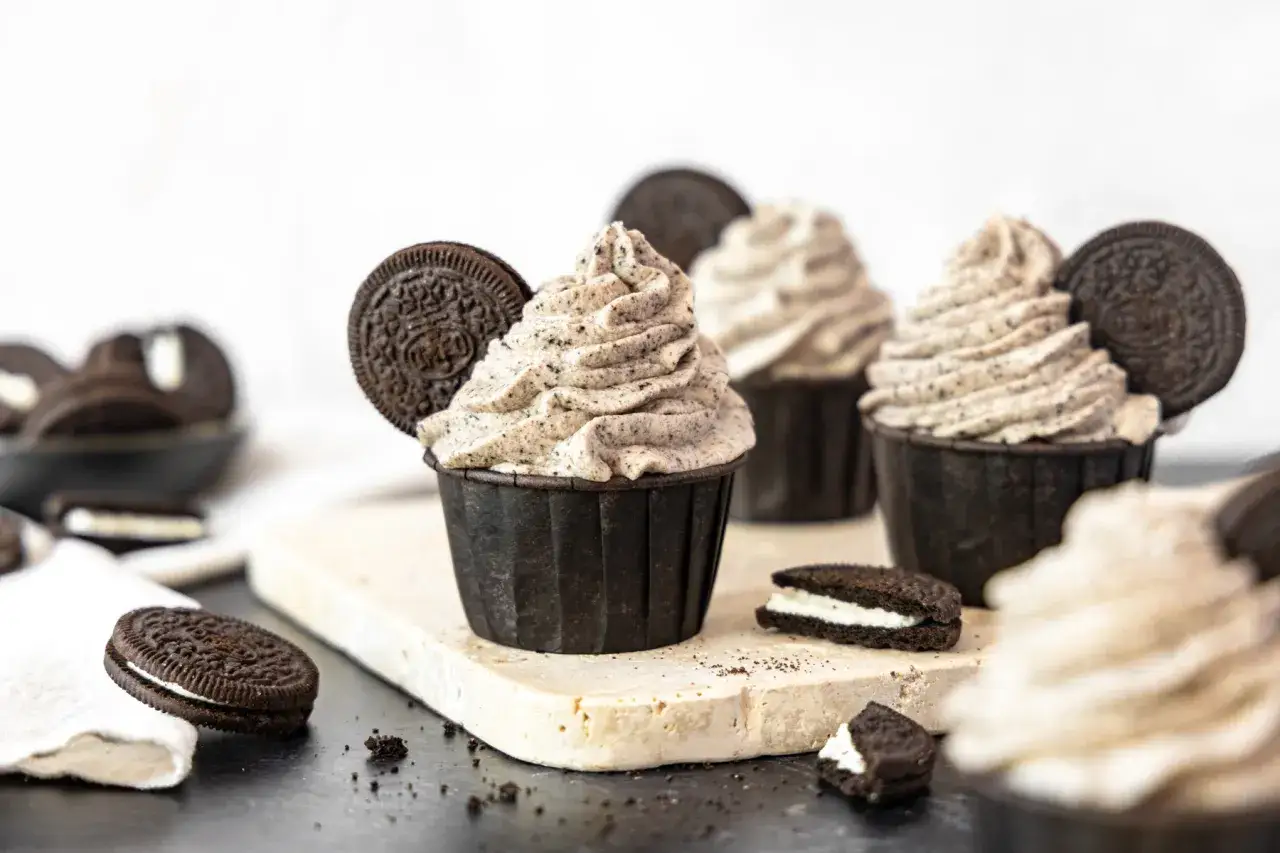 Oreo Muffins mit cremiger F&uuml;llung und ganzen Keksen garniert. Ein Traum f&uuml;r jeden Schokoladenliebhaber!