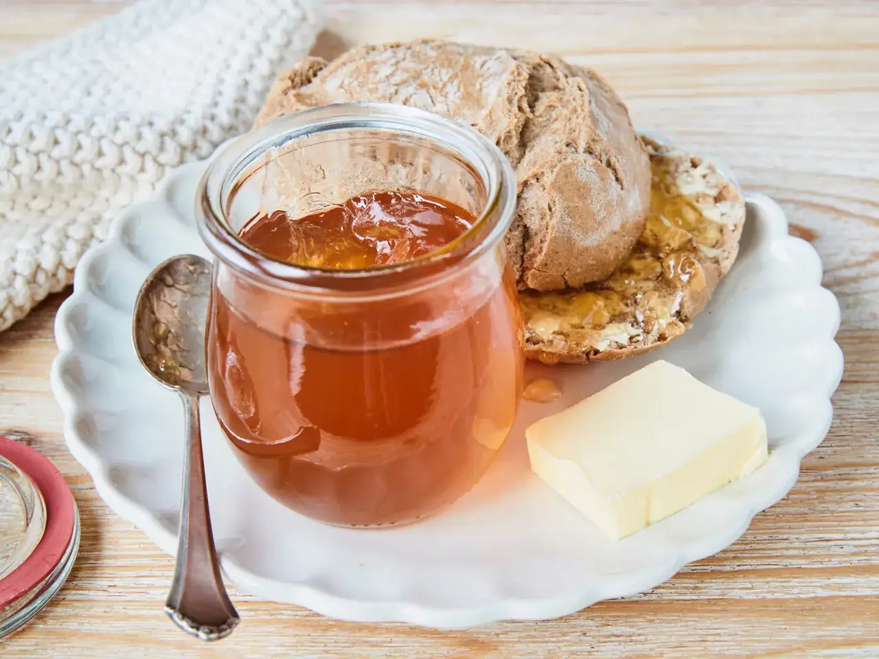 Ein Glas goldener Apfelgelee, perfekt für ein Frühstück. Dieses Apfelgelee Rezept ist einfach und köstlich.