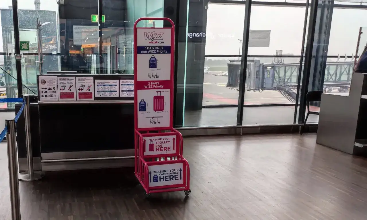 Wizzair: sprawdź wymiary bagażu podręcznego i rejestrowanego, by uniknąć opłat za nadbagaż.