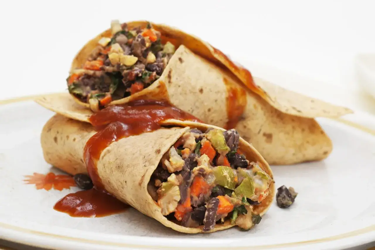 Zwei leckere Burritos mit Bohnen, Gem&uuml;se und So&szlig;e. So sehen k&ouml;stliche Burritos aus!