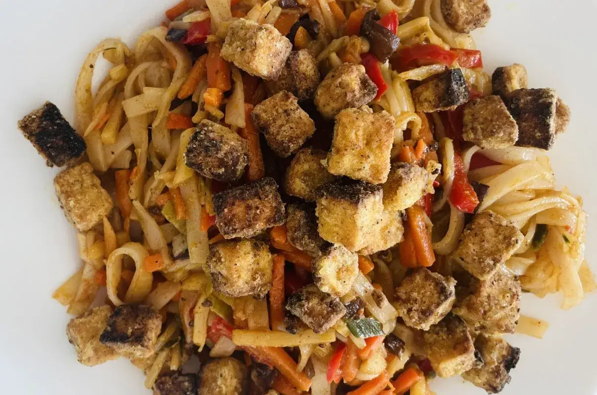 Smażone kostki tofu z makaronem i warzywami. Idealne danie z kategorii