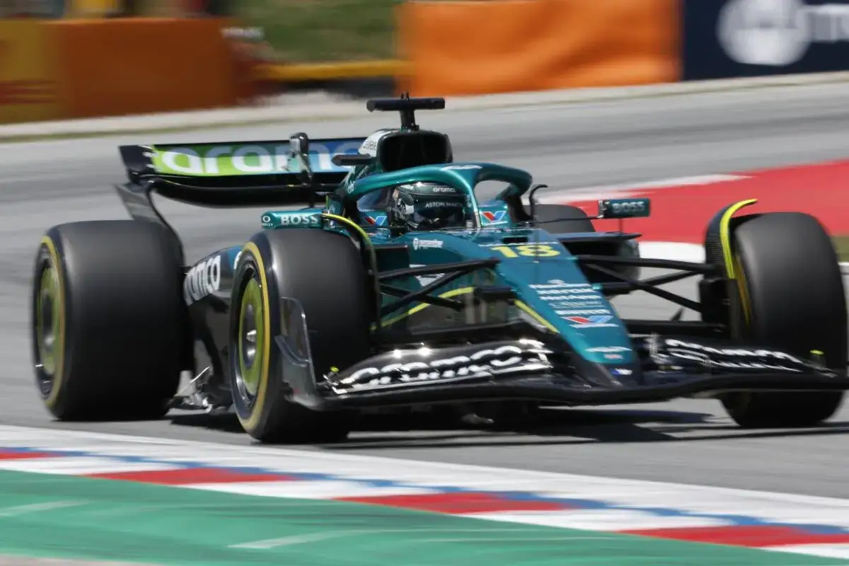 El coche de Lance Stroll, número 18, acelera en la pista.