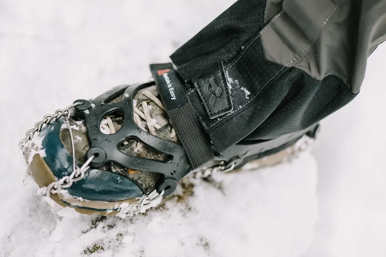 Sprzęt zimowy w g&oacute;ry raczki raki kijki trekkingowe