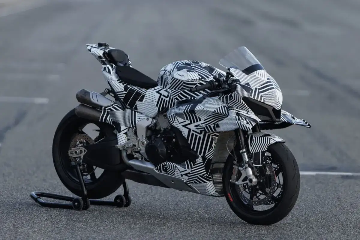 CF Moto 1000 RR camuflada, lista para la pista. Dise&ntilde;o agresivo y l&iacute;neas deportivas en esta bestia de dos ruedas.