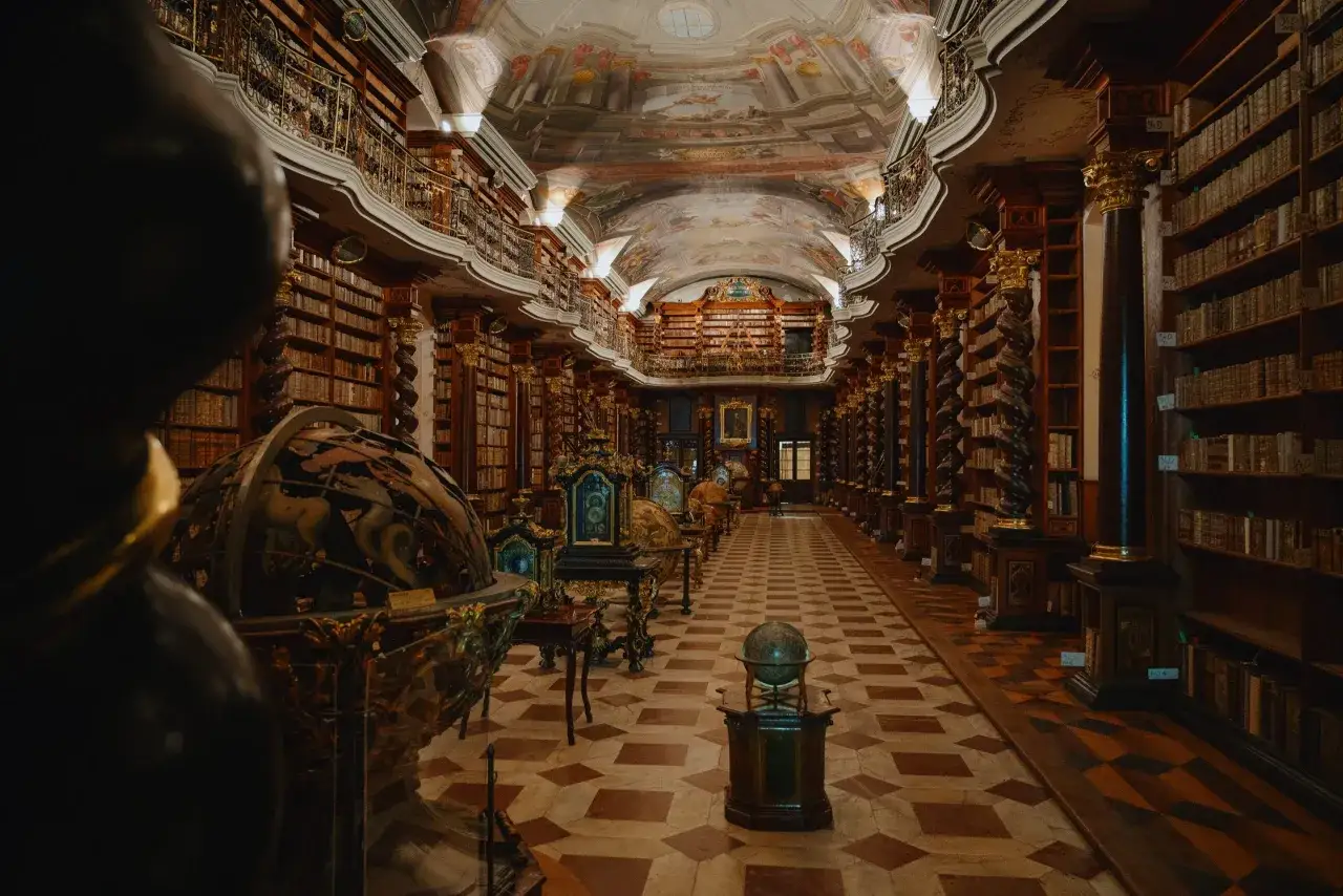 Wnętrze biblioteki w Pradze, pełne antycznych ksiąg i globus&oacute;w. To jedno z tych muze&oacute;w, kt&oacute;re przenoszą w czasie.